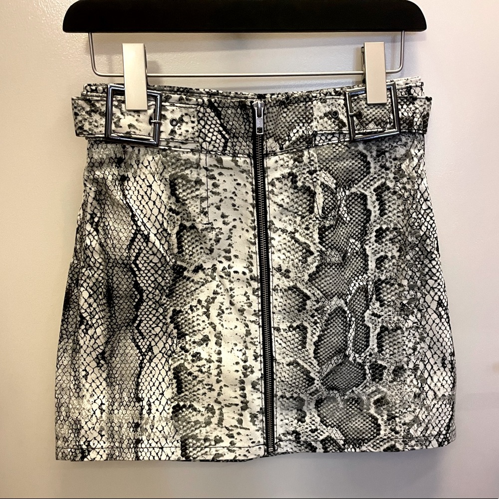 Snake print miniskirt. Topshop. Size 4
